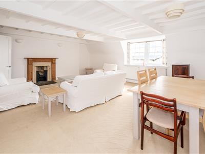 SITTING/DINING ROOM